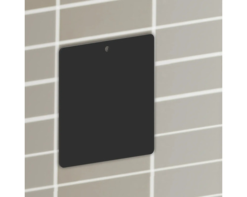 Svart, fyrkantig metallskylt med hål