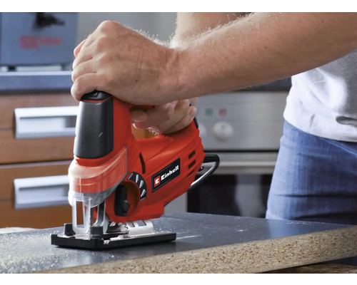 En person använder en Einhell sticksåg för att skära en arbetsstycke