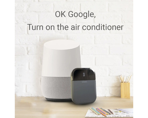 Miljö med en smart högtalare och en smart luftkonditioneringsstyrenhet på ett bord