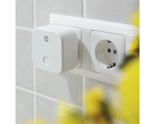 Yale logotyp Smartkontakt med strömbrytare bredvid eluttag