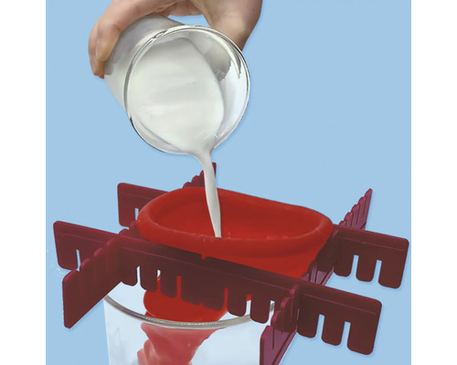 Färg hälls i ett kärl genom en färgblandningstratt