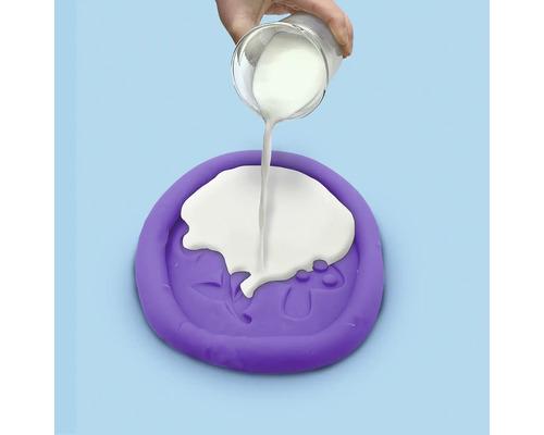 Grädde hälls i en silikonform