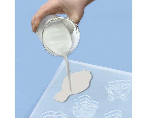 Vätska hälls i en silikonform