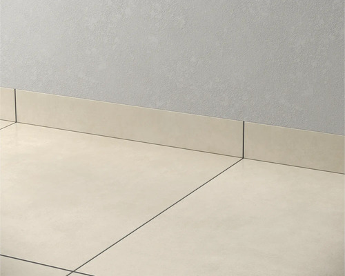 Kakelplattor lagda med golvsockel på väggen