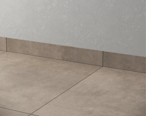 Keramiska golvplattor och socklar mot en vägg