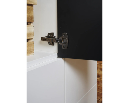 Gångjärn fäst på en svart dörr