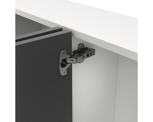 Detaljbild av en möbel med gångjärn