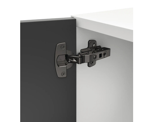 Gångjärn fäst vid en skåpdörr