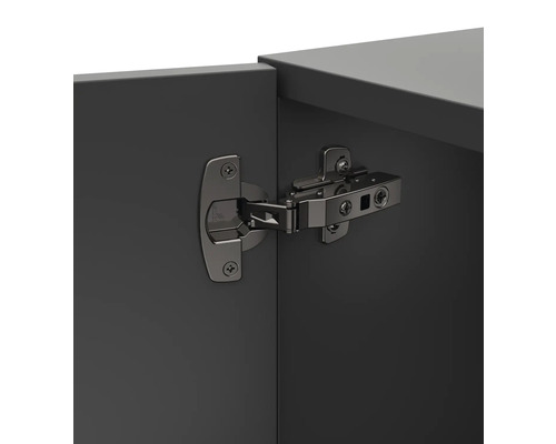 Gångjärn fäst vid en skåpdörr