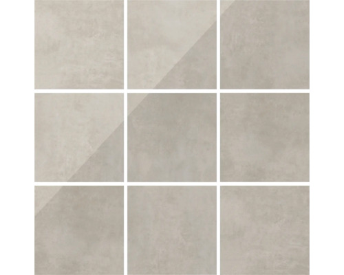 Nio kvadratiska, ljusa golvplattor med matt yta