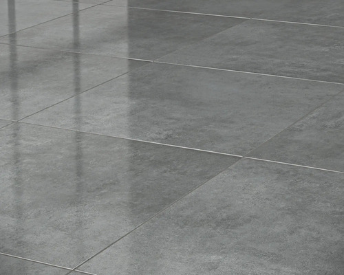 Grå golvplattor, kvadratiskt lagda