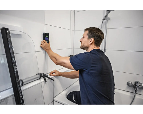 Man använder väggskanner i badrummet för badrumsrenovering.