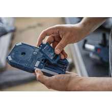 Man sätter i batteri i Bosch detekteringsenhet