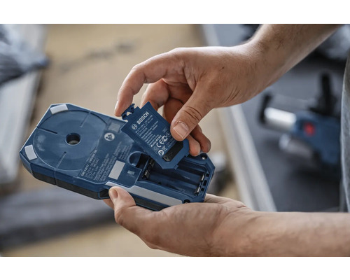 Man sätter i batteri i Bosch detekteringsenhet