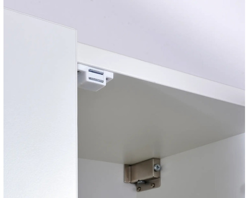 Vitt skåp med magnetlås