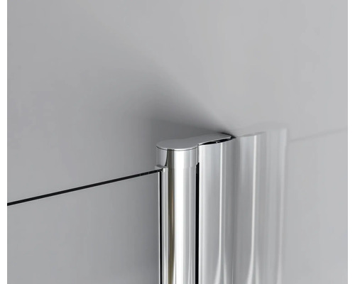 Detalj av duschkabin med kromprofil och glas