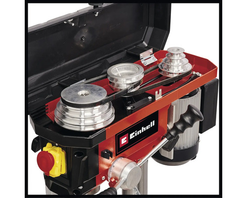 Detalj av en bänkborrmaskin med remdrift och Einhell-logotyp.