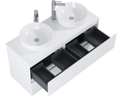 Tvättställ med två handfat och öppna lådor för badrum