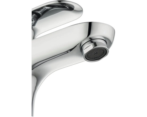 Närbild av en kromad tvättställsblandare