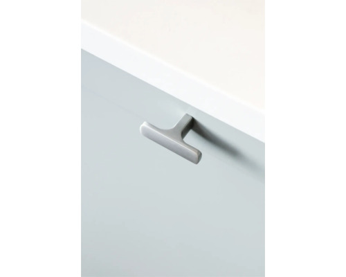 T-format möbelhandtag på en skåpdörr