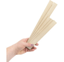 En hand håller flera träribbor.