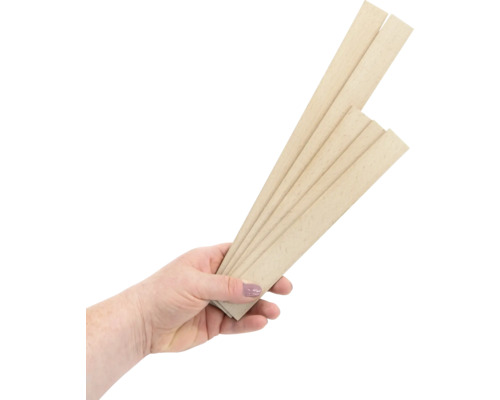 En hand håller flera träribbor.