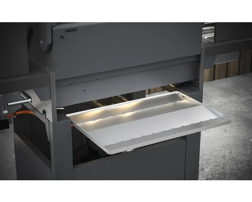 Detaljvy av en grill med utdragen fettuppsamlingsbricka.