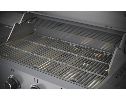 Inre vy av en grill med grillgaller och varmhållningsgaller