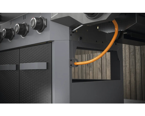 Detaljvy av en gasolgrill med kontrollknappar, dörrar och gasslang