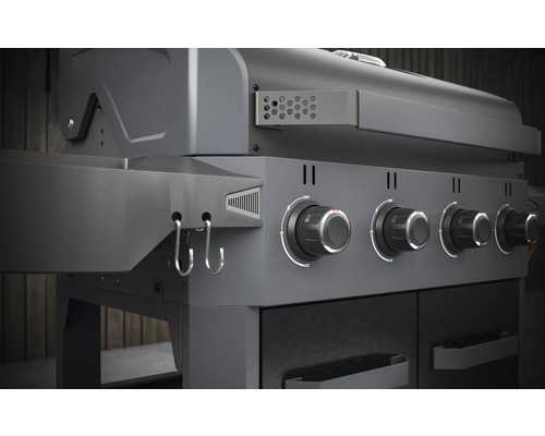 Gasolgrill med fyra brännare och sidokrokar.