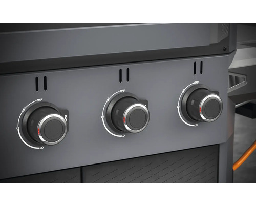 Närbild av vridknapparna på en gasolgrill för att reglera värmen.