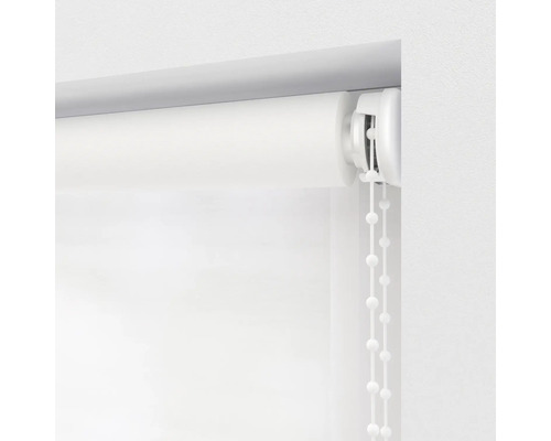 Rullgardin med kedjedrag vid fönstret