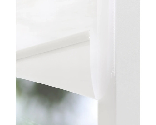 Detaljbild av en vit fönsterkarm.