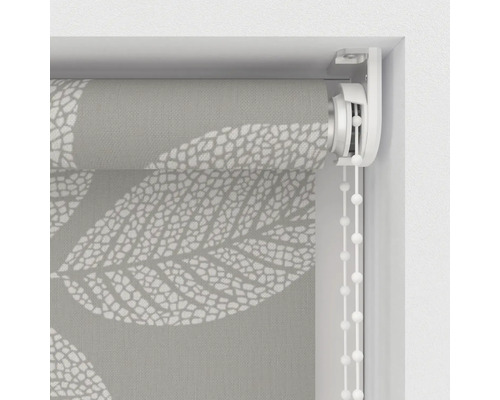 Detaljbild av en rullgardin med bladmönster och kedjedrag