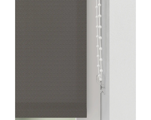 Grå rullgardin med kedjedrag för fönsterdekoration och ljusreglering.