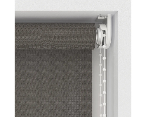 Grå rullgardin med kedjedrag vid fönstret