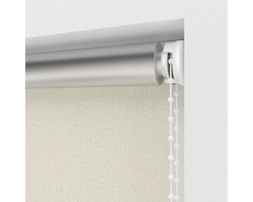 Rullgardin med kedjedrag på fönstret