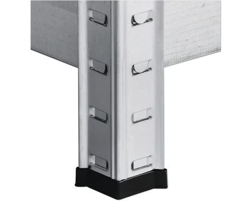 Detaljvy av en metallhyllram med svarta plastfötter.