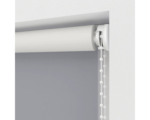 Rullgardin med kedjedrag vid fönstret