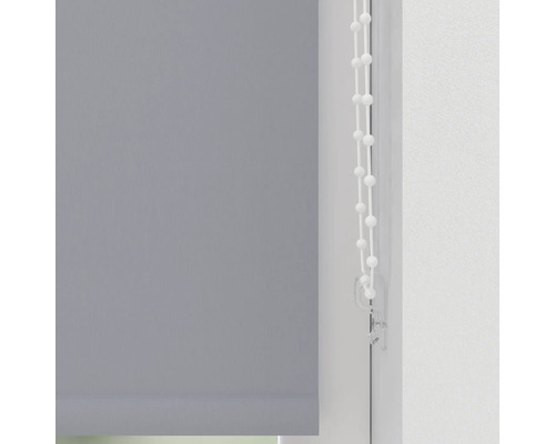 Grå rullgardin med manöverkedja vid fönstret