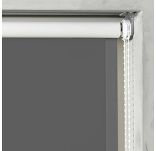 Grå sidodragrullgardin i fönsterkarm