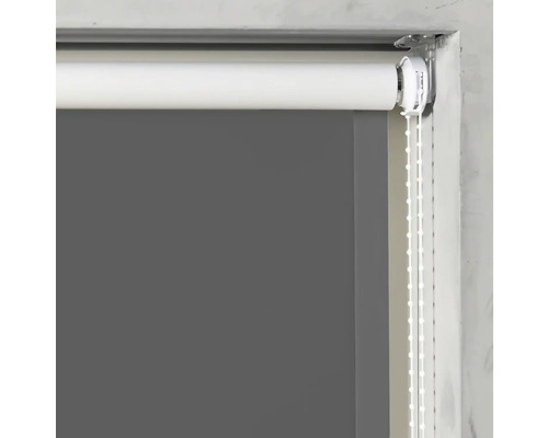 Grå sidodragrullgardin i fönsterkarm