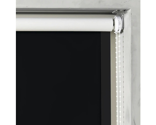 Rullgardin på fönstret med manöverkedja