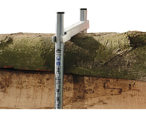 Vedstaplingshjälpmedel för motorsåg som används på en trädstam