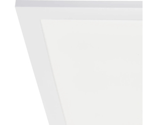 Detaljvy av en vit taklampa