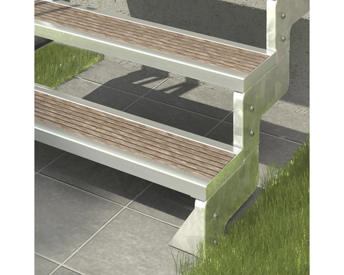 Detaljbild av en trappa med trätsteg och metallram utomhus.