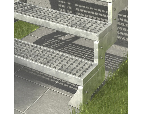 Metalltrappa med gallersteg utomhus