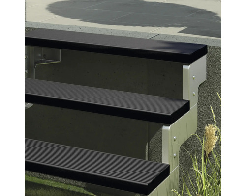 Utomhustrappa med aluminiumram och steg av halkfritt material