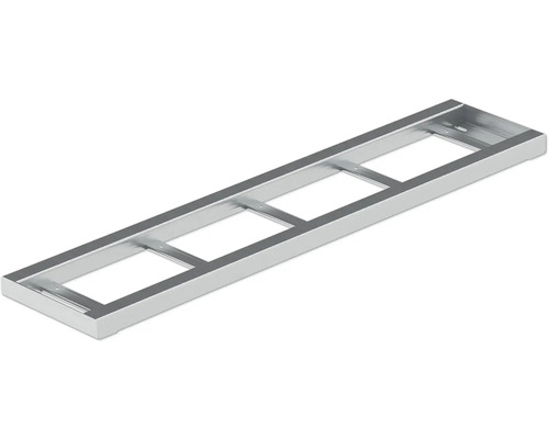 Metallram med rektangulära utskärningar för installation