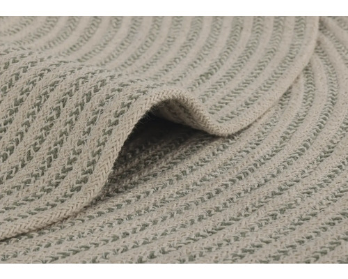 Detaljvy av en rund matta med flätat mönster